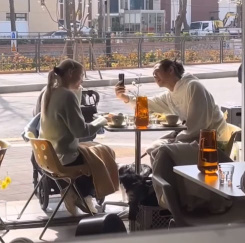 [잡담] 강남에서 발견… 찐으로 행복해보이는 빈지노 부부 | 인스티즈
