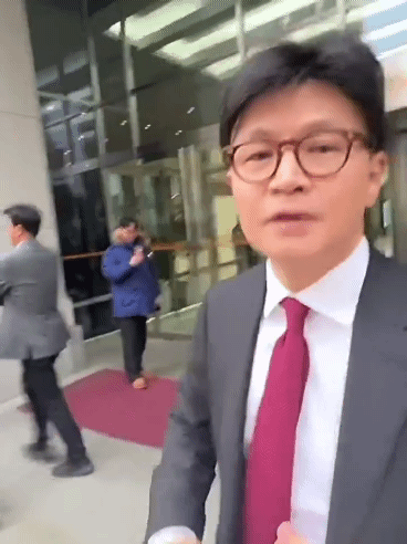 [잡담] 한동훈은 왜 자꾸 길바닥서 넥타이 풀어제끼냐 | 인스티즈