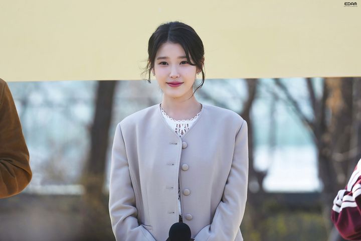 [잡담] 오늘 뜬 아이유 사진 진짜 봄이네🌸 | 인스티즈