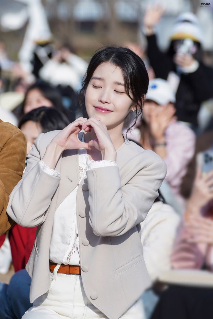 [잡담] 오늘 뜬 아이유 사진 진짜 봄이네🌸 | 인스티즈