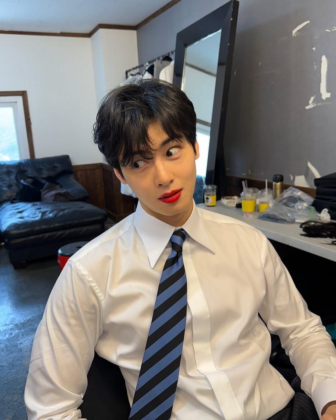[잡담] 차은우 개빨간 립스틱 바른거 | 인스티즈