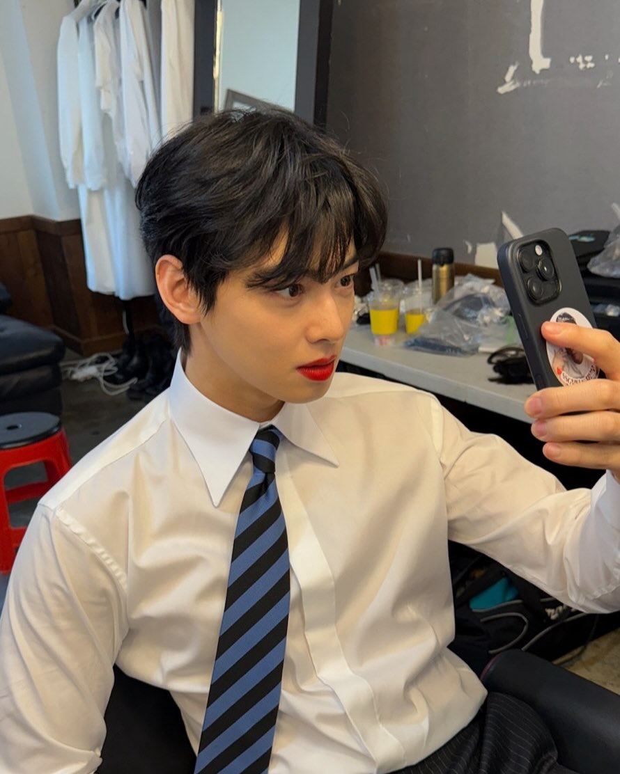 [잡담] 차은우 개빨간 립스틱 바른거 | 인스티즈