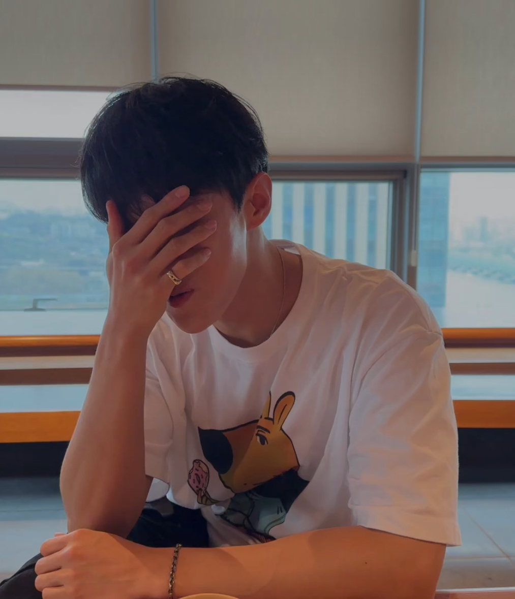 [잡담] 너네 남친이랑 저녁 먹으러 왔는데 남친이 칠가이 티셔츠 입고 나오면 어떨 거 같아 | 인스티즈