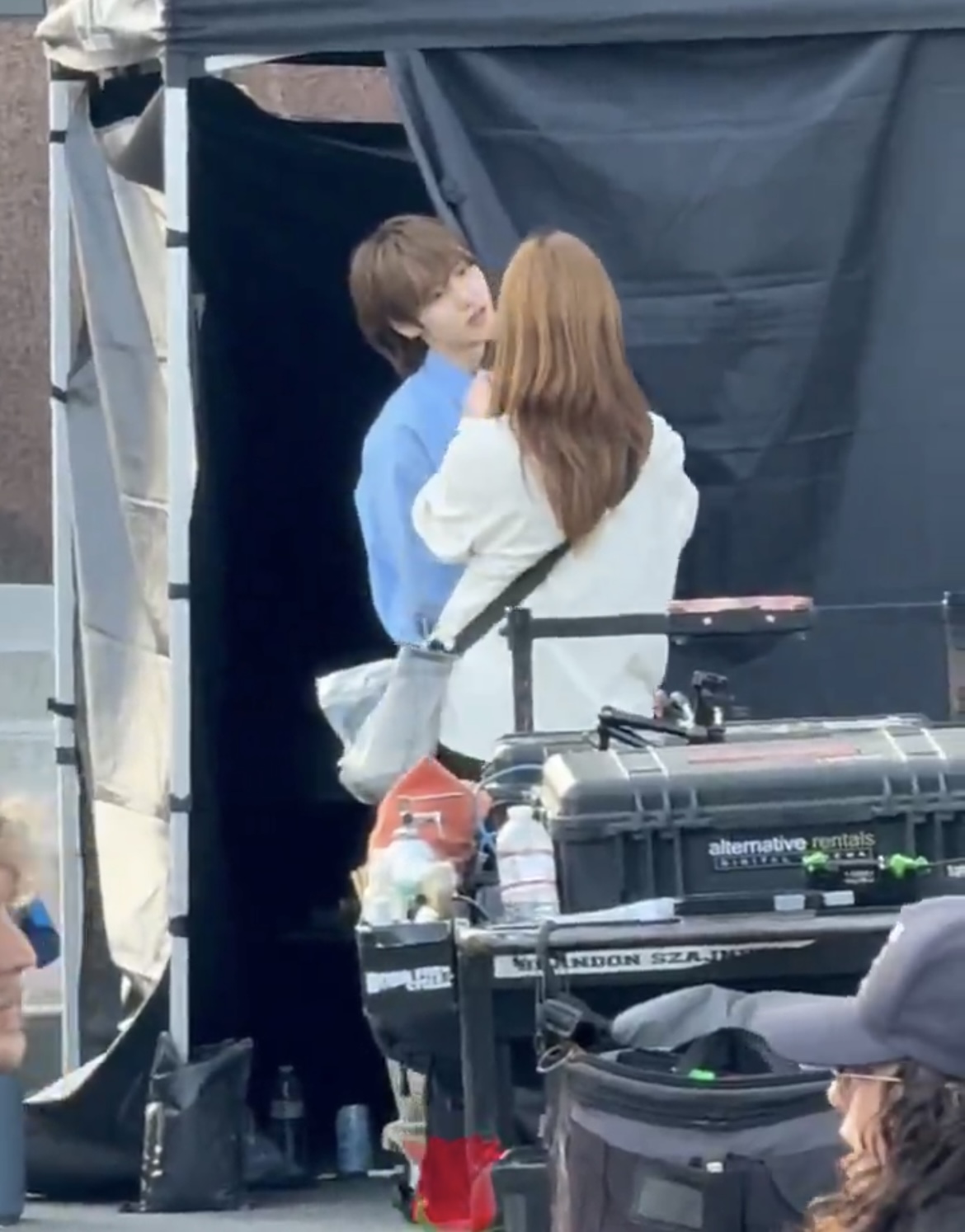 [잡담] 원빈이 천막에서 바깥 구경하다가 수정 받는거 ㅋㅋㅋ | 인스티즈