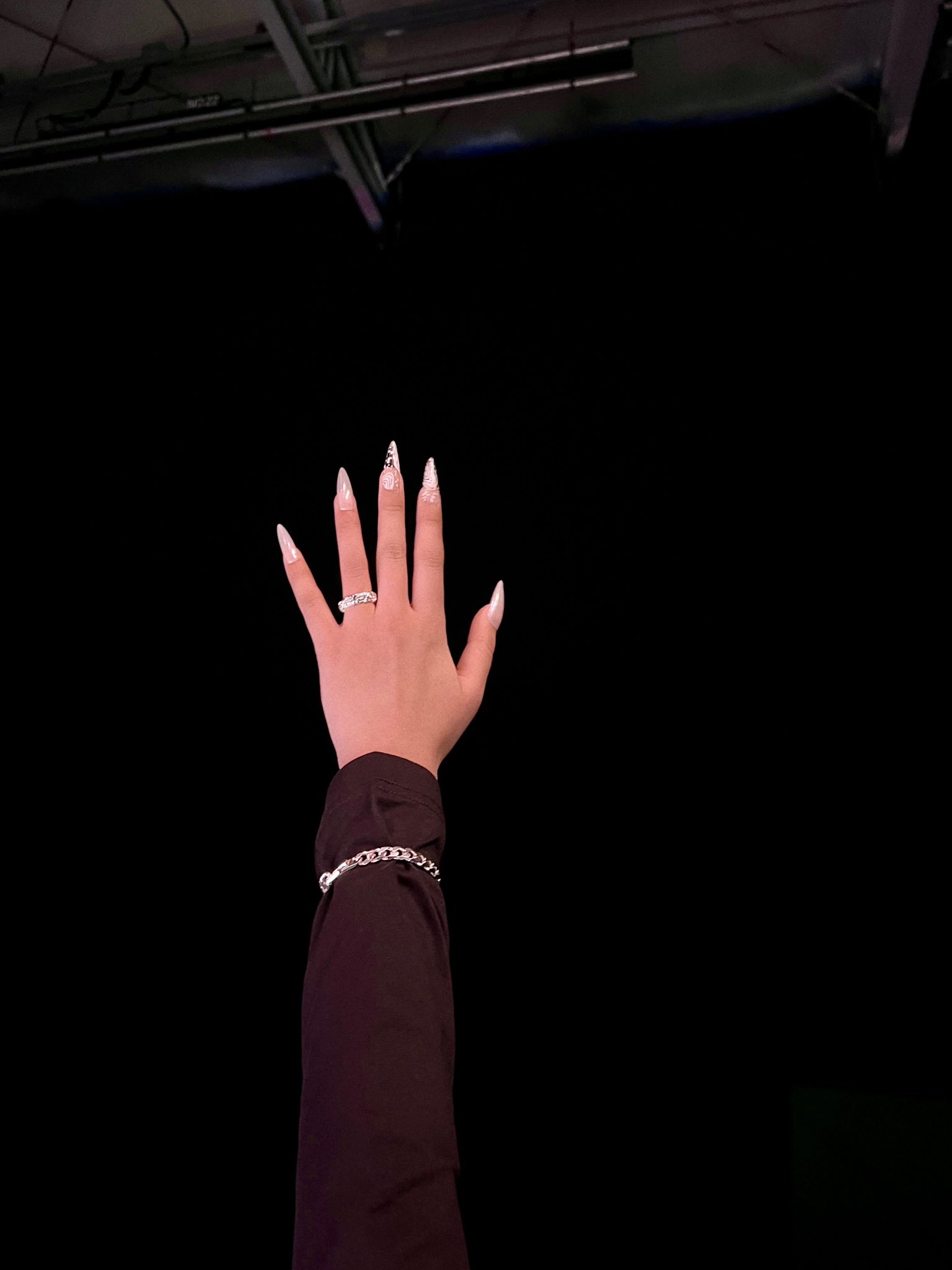 [정보/소식] MEOVV (미야오) PRE-RELEASE SINGLE 'HANDS UP' 스포일러 이미지 | 인스티즈