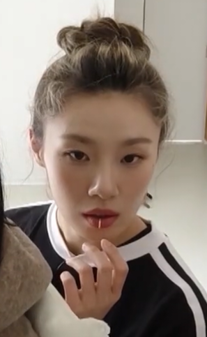 [잡담] 장발은 풀고다니는 것도 느낌있고 꽉 묶어서 얼마나 긴지 모르게 해도 매력있지않아? | 인스티즈