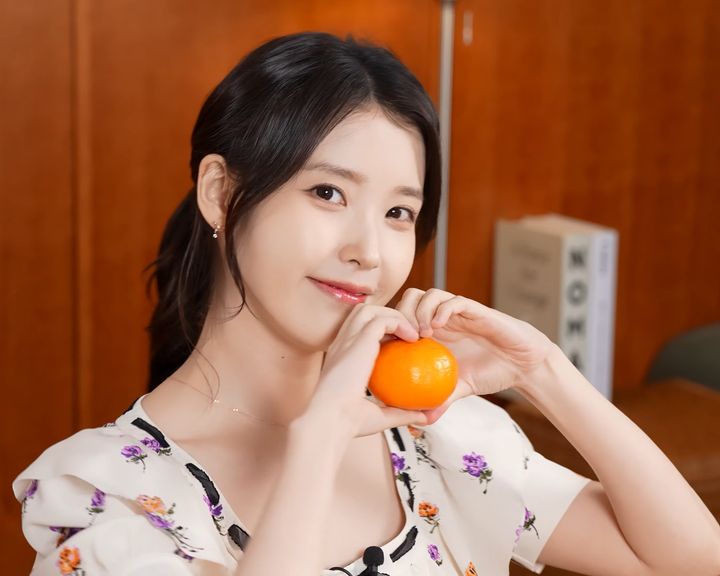 [잡담] 아이유 귤들고 찍은 사진들이 다 이뻐 | 인스티즈