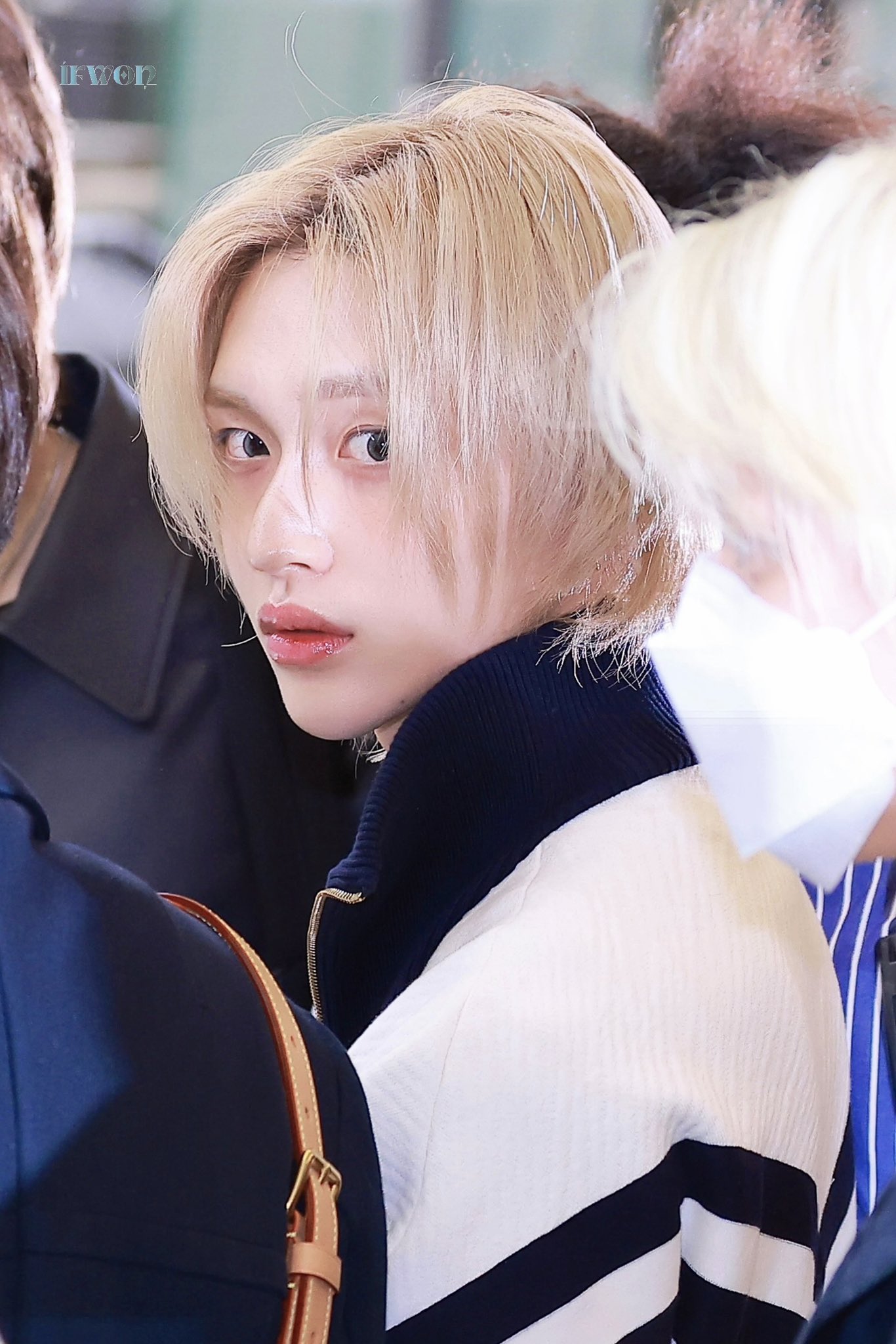 [잡담] 원빈이 공항 퍼포 후 이러고 있는거 귀여움 ㅋㅋㅋ | 인스티즈