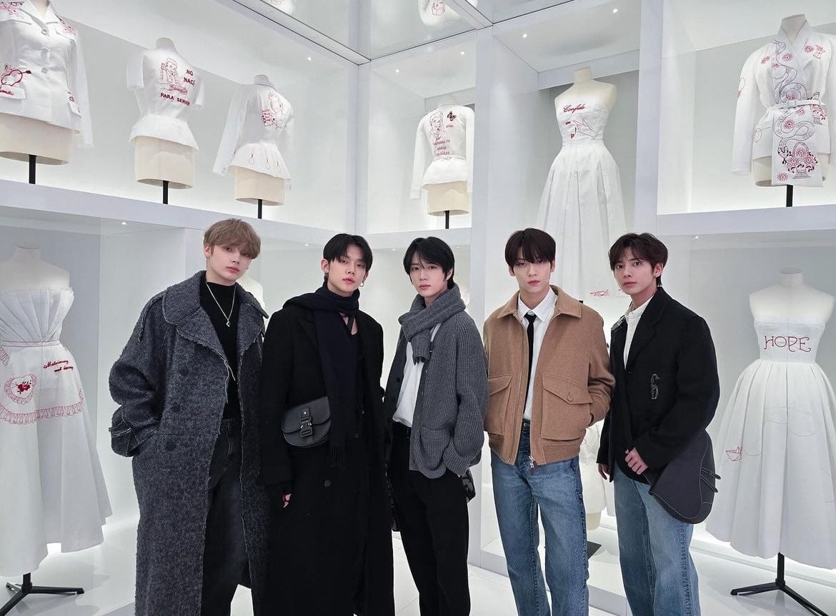 [잡담] 디올은 되게 꾸준하게 투바투한데 젠더리스 의상 입히는 거 같음 | 인스티즈
