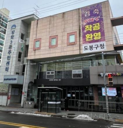 약후) 노출 심한 일본 만화책들을 아동들이 볼 수 있게 전시해두는 만화 도서관들 .jpg | 인스티즈