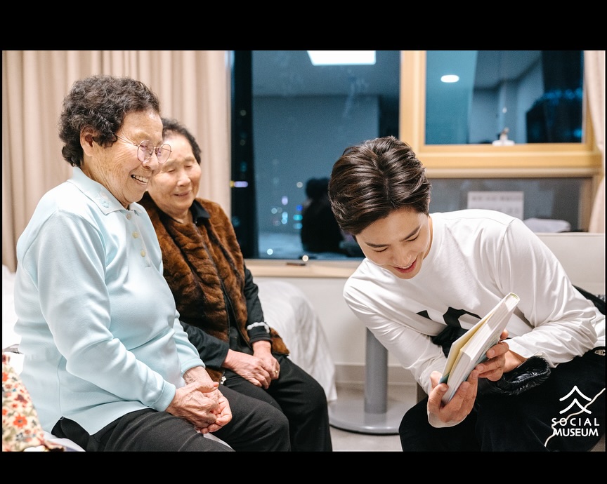 [잡담] 폭싹 마을잔치때 박보검이 제주할망들 숙소에 갔대 | 인스티즈