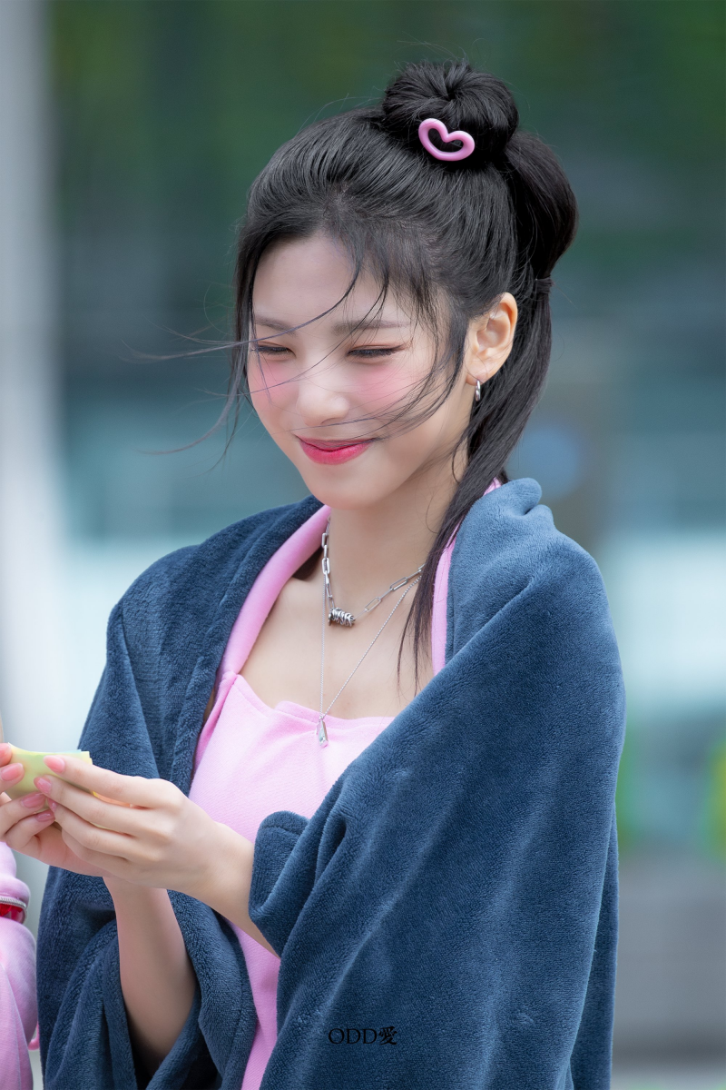 오늘자 강풍 속에서 미팬한 여자아이돌 | 인스티즈
