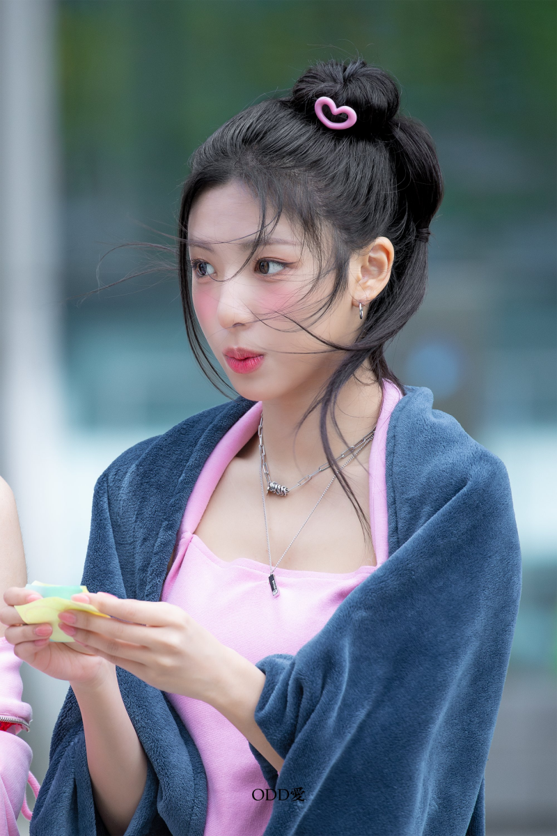 오늘자 강풍 속에서 미팬한 여자아이돌 | 인스티즈