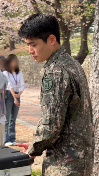 [잡담] 엔재현은 하다하다 군복무 때도 사진저장하게 만드네.. | 인스티즈