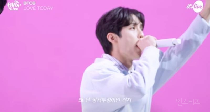 네명다 핸드마이크로 라이브 공연해버린 아이돌.jpg | 인스티즈