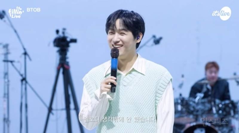 네명다 핸드마이크로 라이브 공연해버린 아이돌.jpg | 인스티즈