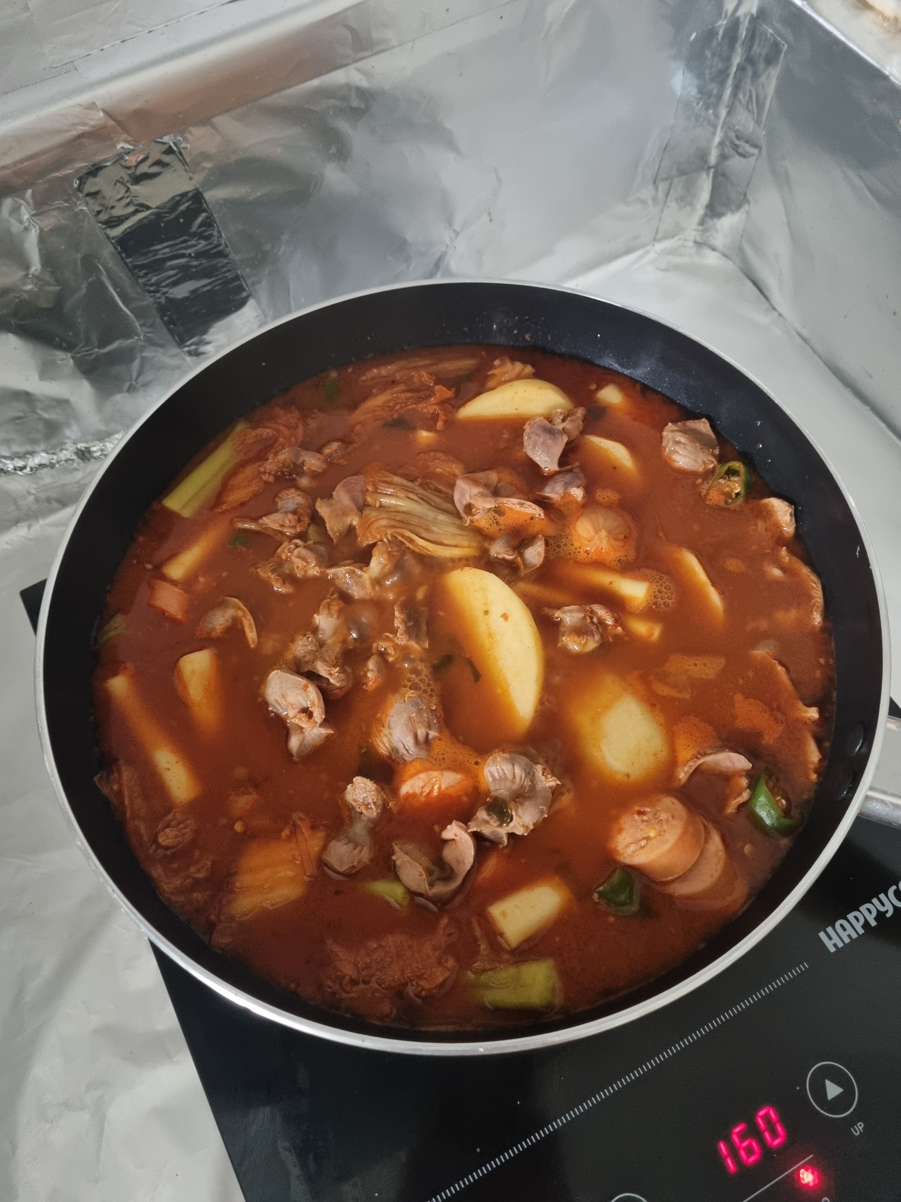 [잡담] 1인가구 자취생 묵은지닭도리탕 먹고싶어서 끓였는데 좀 에바임 | 인스티즈