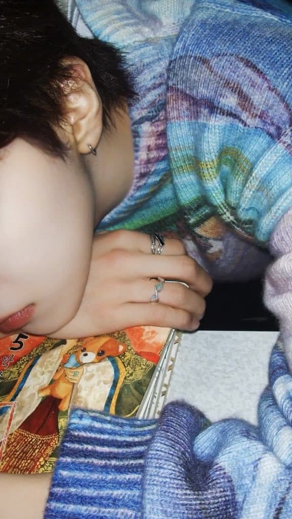 [잡담] 06년생한테 궁 만화책 갖다주고 이런거 찍어도 되냐 | 인스티즈
