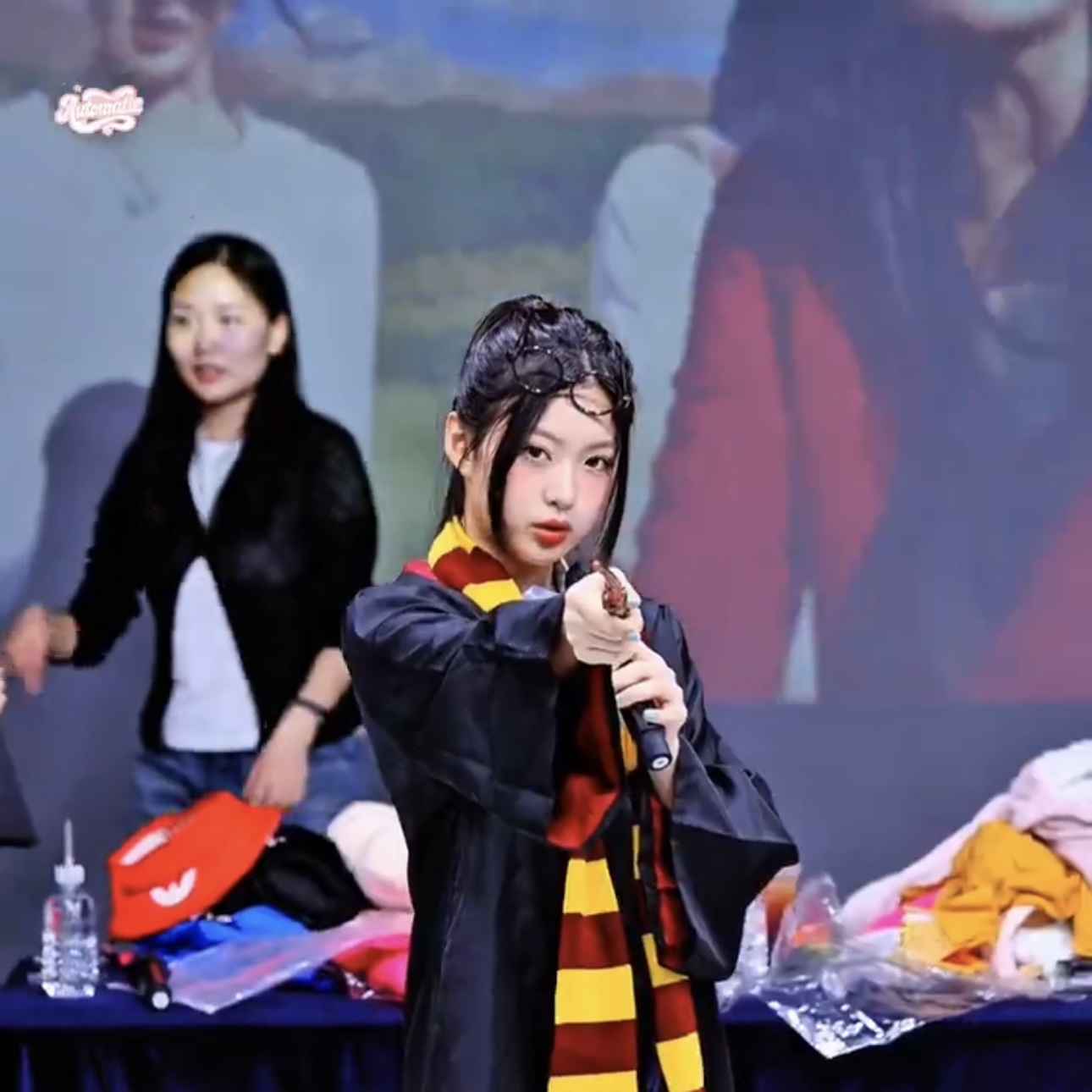 [잡담] 키키 팬싸템 다 입어보고 노는 게 왜이리 귀엽짘ㅋㅋㅋㅋㅋ 책상봐 | 인스티즈