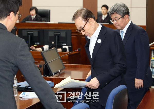 [정보/소식] 재판시 윤석열에게만 제공된 가죽의자 | 인스티즈