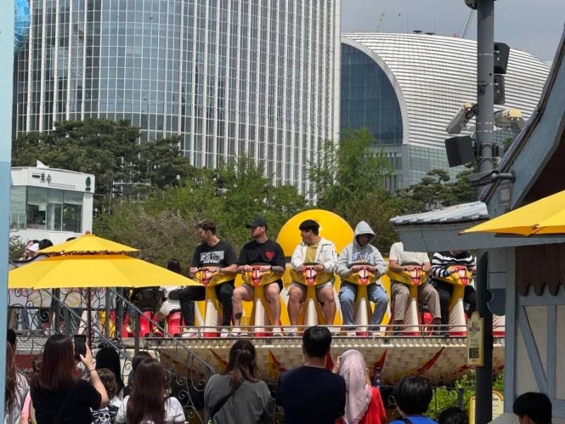 [잡담] 우리 용투들이 롯데월드를 너무 재밌게 즐기네요 | 인스티즈