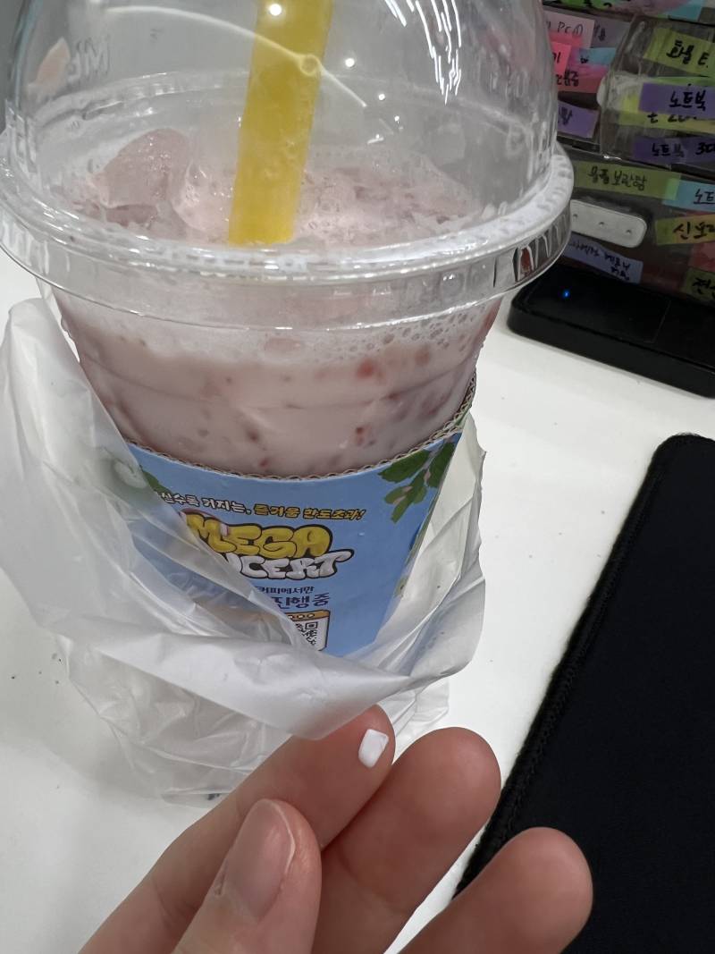 [잡담] 메가커피 먹다가 플라스틱 딱딱한 거 나왔는데 이거 뭐야??봐쥬라ㅠㅠ | 인스티즈