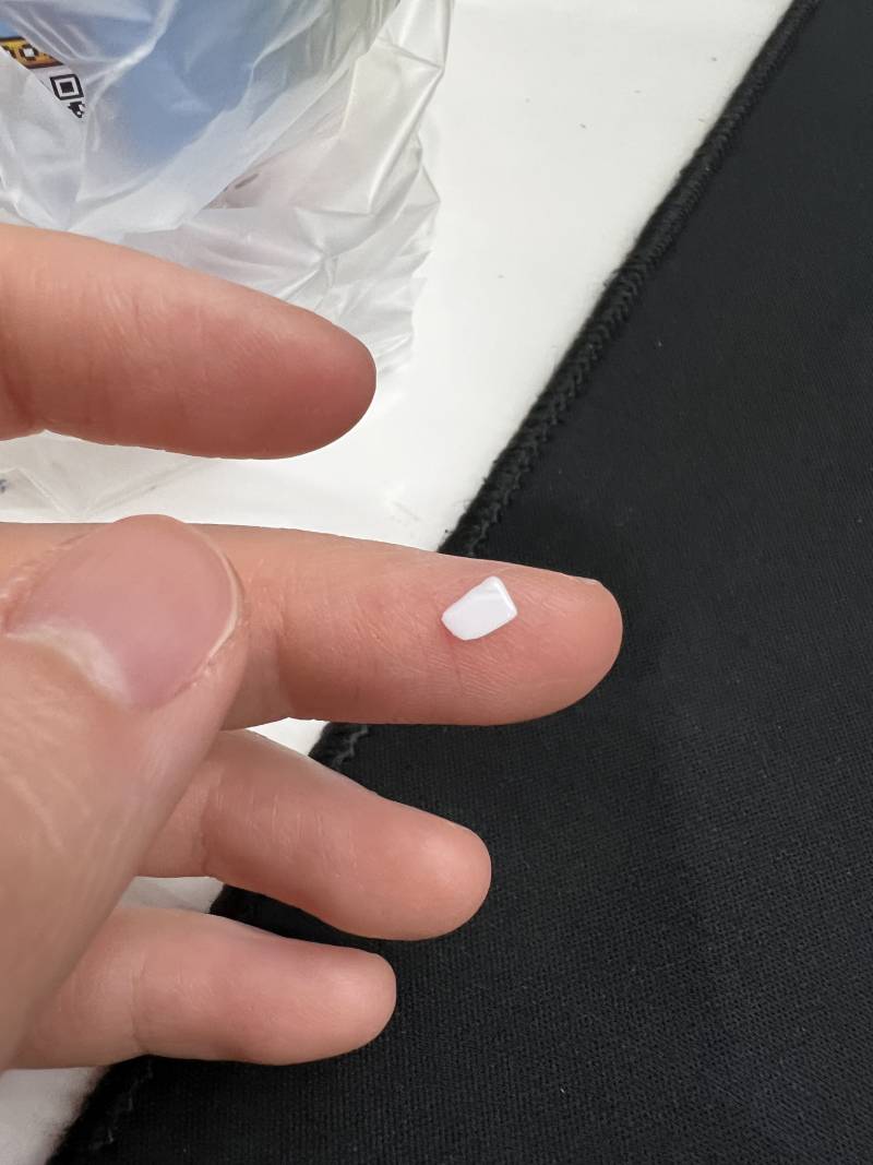 [잡담] 메가커피 먹다가 플라스틱 딱딱한 거 나왔는데 이거 뭐야??봐쥬라ㅠㅠ | 인스티즈