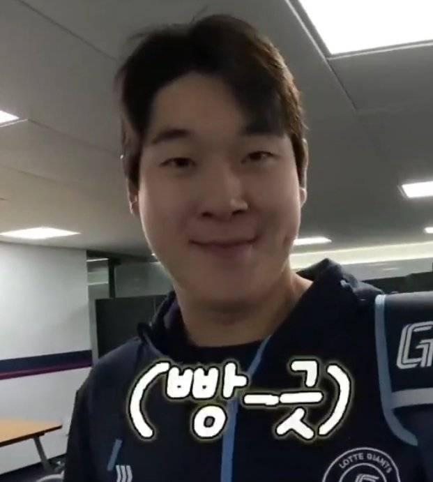 [잡담] 만약에 만약에 메타몽 유니폼 나오면 전민재 vs 나승엽 | 인스티즈