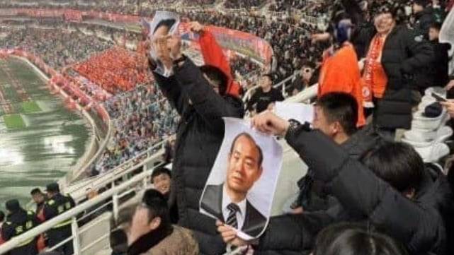 [잡담] 중국 프로팀이 광주fc 랑 경기할때 전두환 사진 꺼냄 | 인스티즈