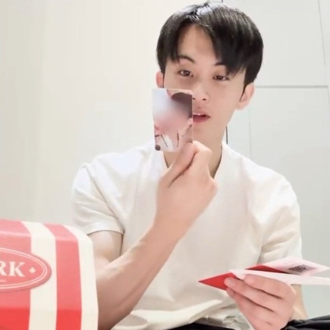 [잡담] 마크 언박싱 영상 찍는데 모자이크 개킹받.. | 인스티즈
