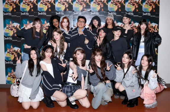 [정보/소식] 방시혁, 뉴진스 없는 하이브 걸그룹 모임 속..위풍당당 센터 차지 | 인스티즈