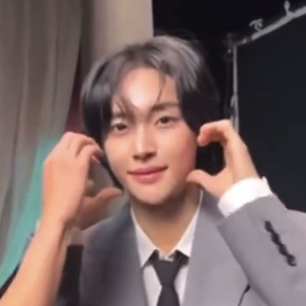 [잡담] 원빈이 은석이 따라 할 때 애굣살 바짝 힘주는거 ㅋㅋㅋ | 인스티즈