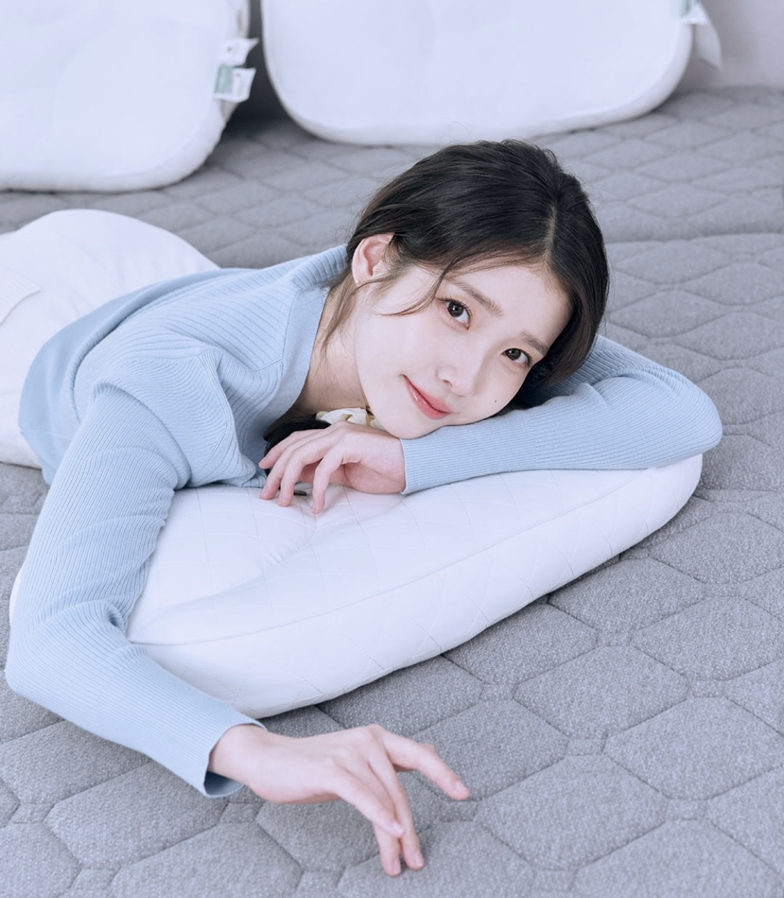 [잡담] 아이유는 하늘색 진짜 잘받는다 | 인스티즈