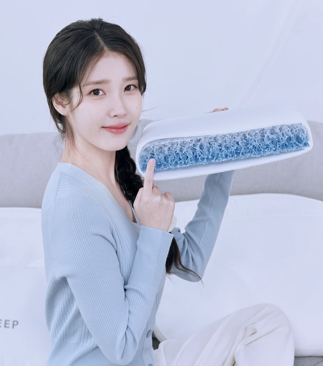 [잡담] 아이유는 하늘색 진짜 잘받는다 | 인스티즈