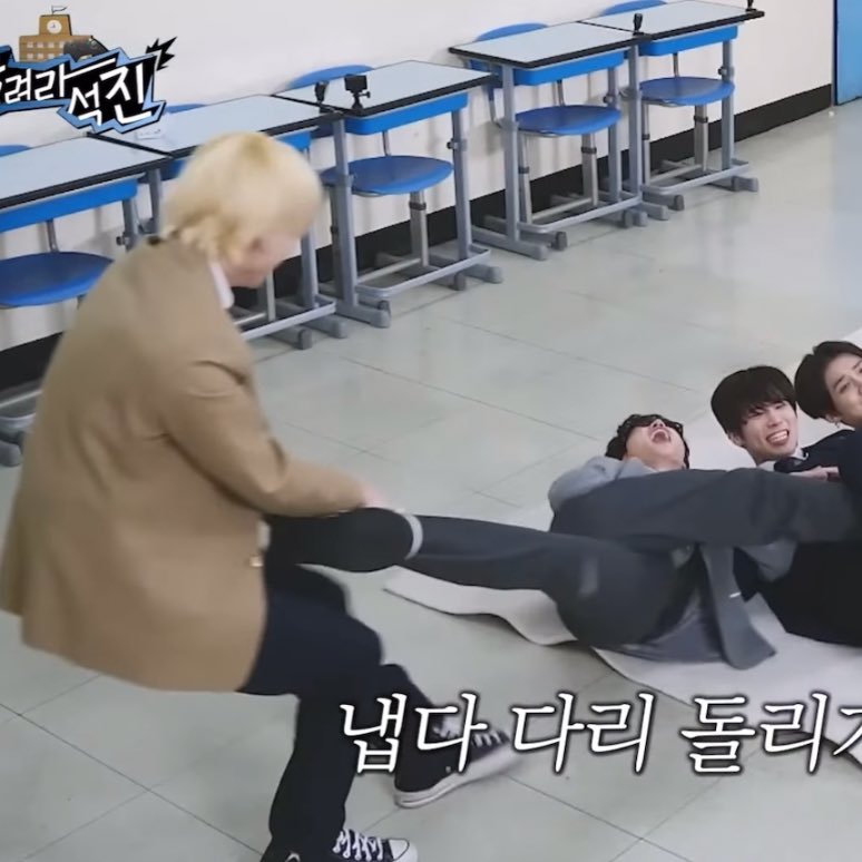 [잡담] 우리집 쩡숭이는 연습실에서도 이러고 놀아요......... | 인스티즈