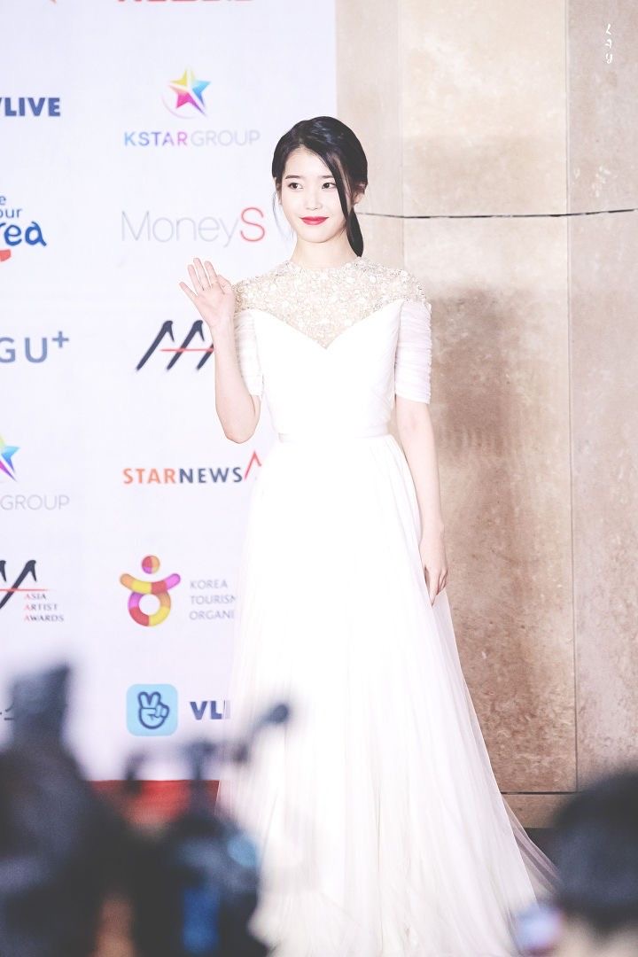 [잡담] 아이유 드레스 뭐가 제일 취향이야 | 인스티즈