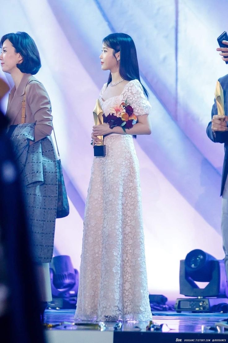 [잡담] 아이유 드레스 뭐가 제일 취향이야 | 인스티즈