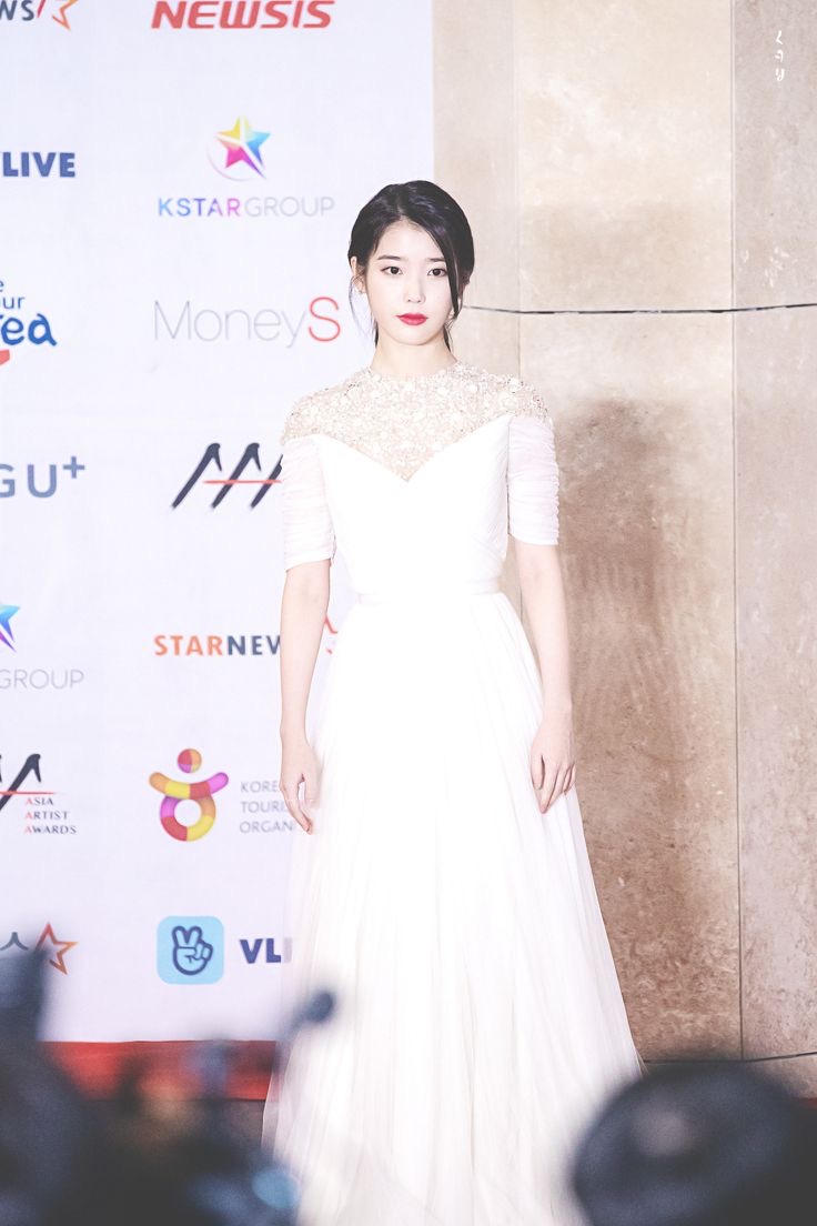 [잡담] 아이유 드레스 뭐가 제일 취향이야 | 인스티즈