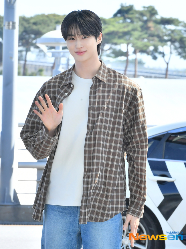 [정보/소식] 변우석 싱가포르 출국 기사사진 | 인스티즈