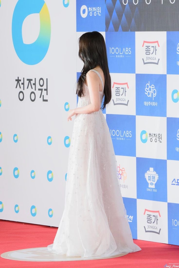 [잡담] 아이유 드레스 뭐가 제일 취향이야 | 인스티즈