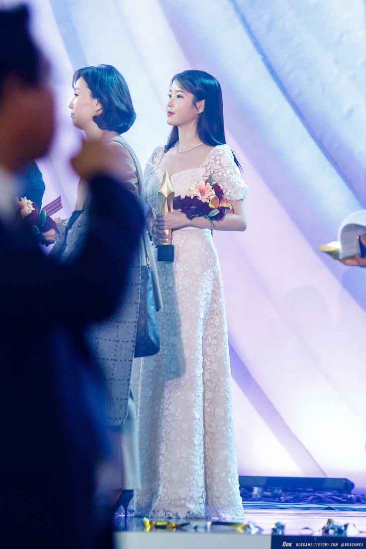[잡담] 아이유 드레스 뭐가 제일 취향이야 | 인스티즈