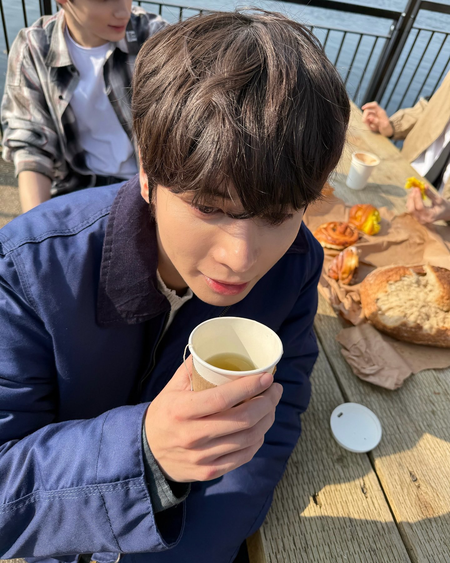 [잡담] 모카빵 껍질 뜯어먹은 거 강태현 같지ㅋㅋㅋ | 인스티즈