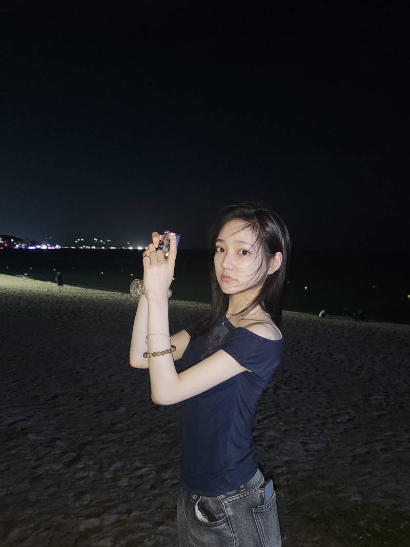화장기없이 밤바다 구경하는 키키 지유 장발시절.jpg | 인스티즈