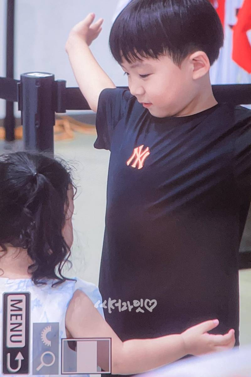 [잡담] 채이 안아주는 이 남자 아기 누구야? 선수 주니어인가? | 인스티즈