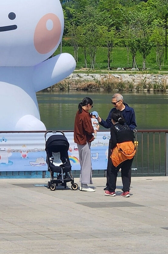 [정보/소식] 김민희-홍상수, 아들과 산책 모습 포착…여전한 '내로남불 ♥' | 인스티즈