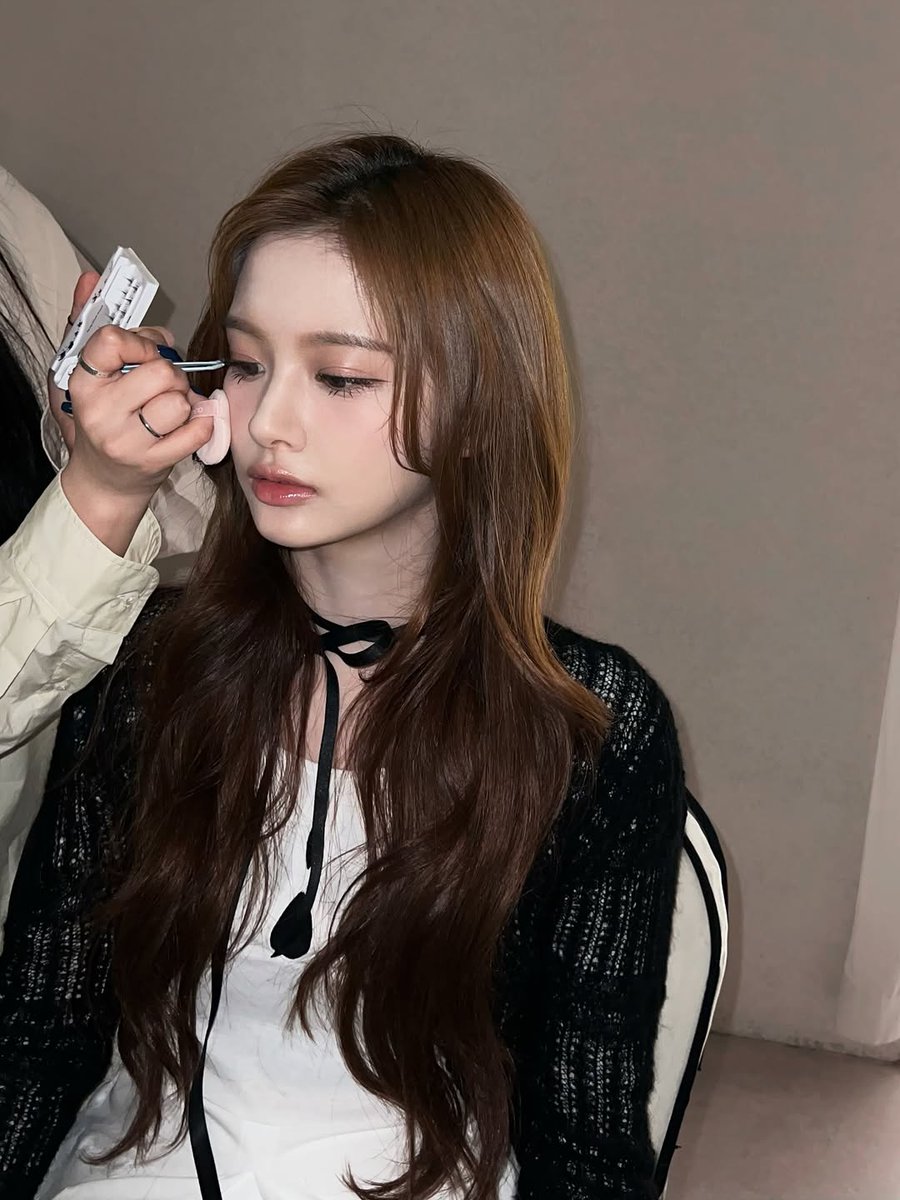 [잡담] 설윤 메이크업 받는 사진인데 | 인스티즈