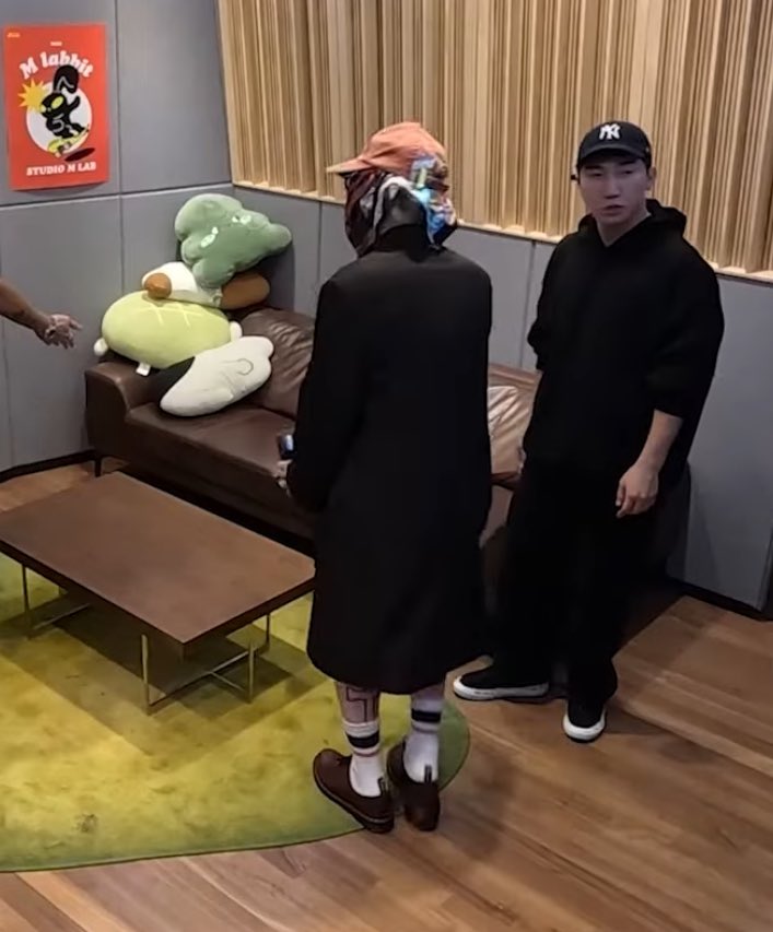 [잡담] 지디 반바지 입어서 다리 타투 보여😳 | 인스티즈
