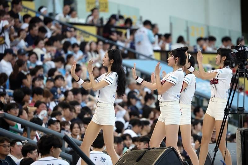"가슴 노출 심한 옷 입으라고, 그래도 웃어야죠" 치어리더들의 속내 | 인스티즈
