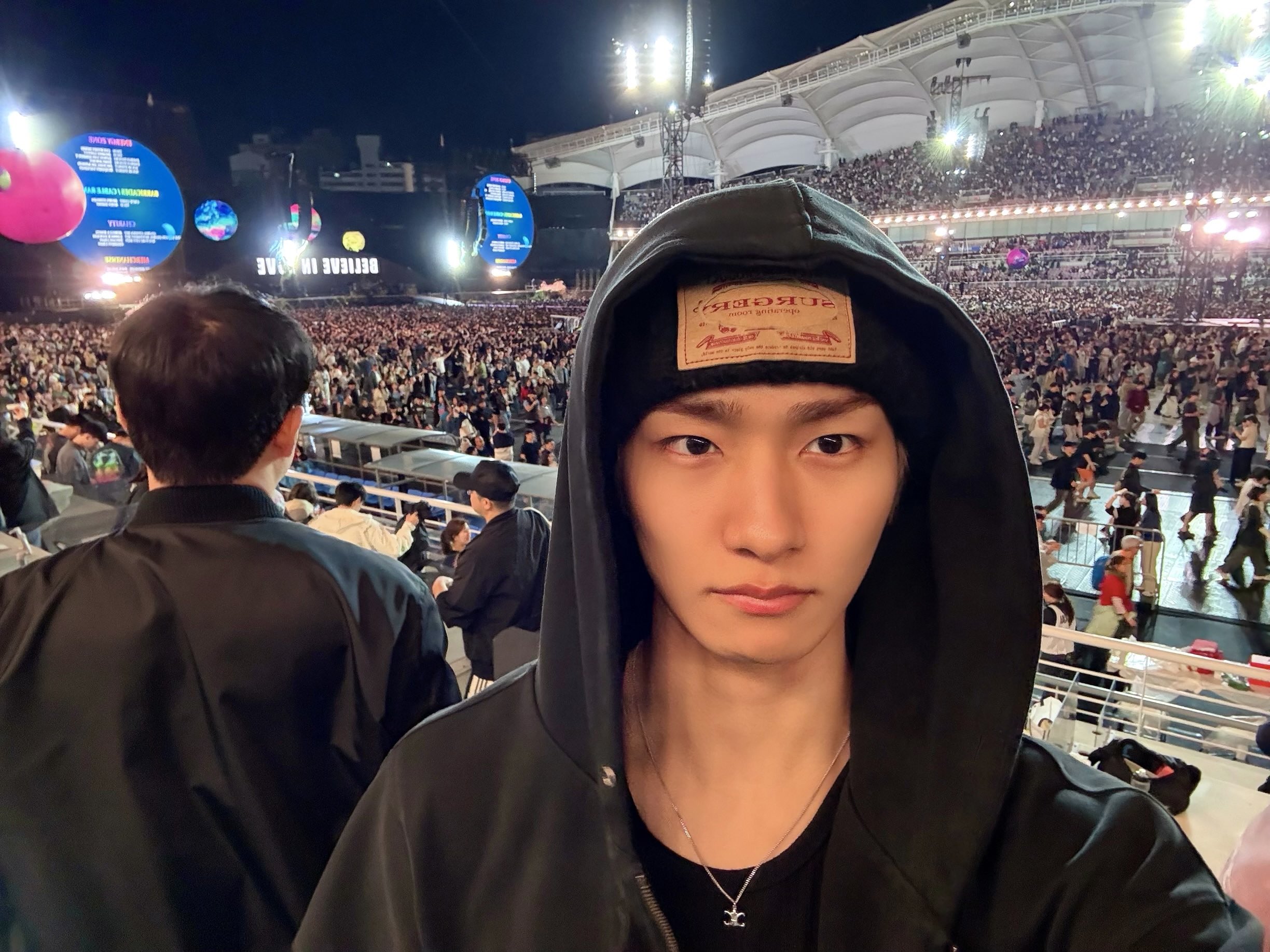 [잡담] 막내 생일에 콜드 플레이 콘서트 티켓 구해주는 큰형 | 인스티즈
