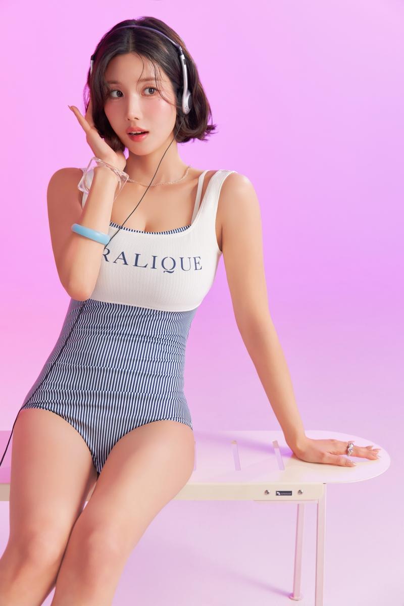 [잡담] "여름 비주얼은 내가 책임”…권은비, '코랄리크' 스윔웨어 뮤즈 발탁→화보 장인 면모 | 인스티즈
